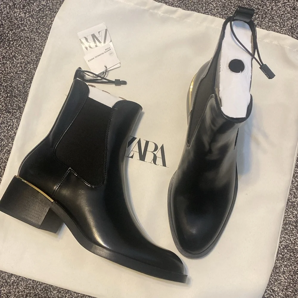 Zara NWT metal plate ankle boot black 2150/411